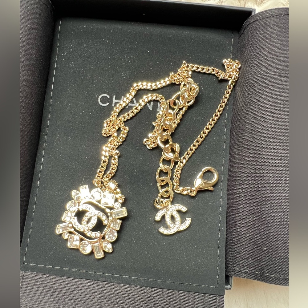 New authentic CHANEL CC strass pendant
Crystal CC 23P Necklace in gold color - Picture 5 of 11